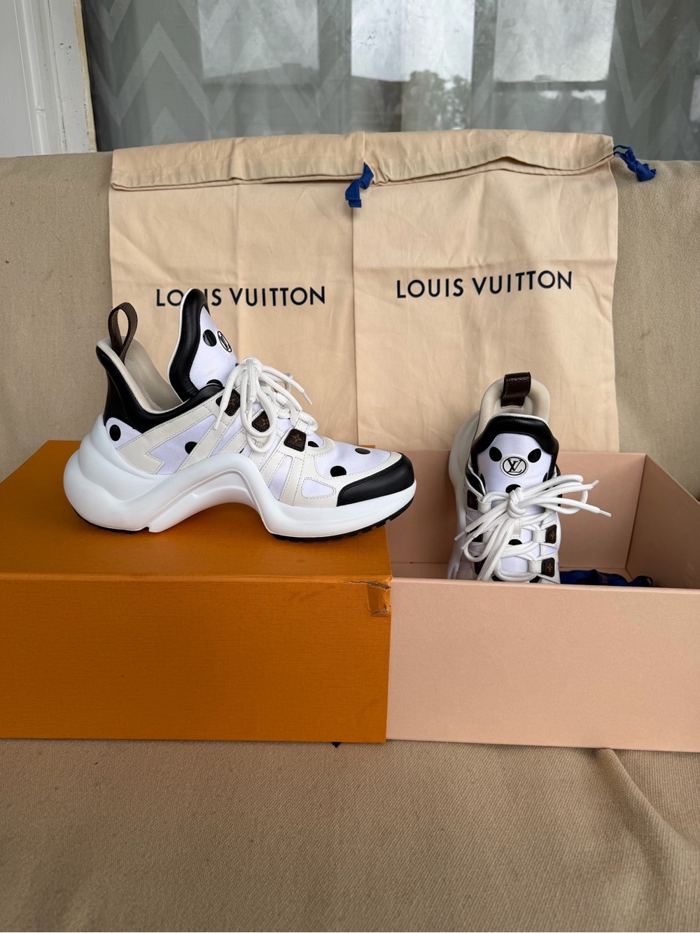 Louis Vuitton Archlight Polka Dot White and Black Chunky Runner Sneakers - Picture 4 of 16